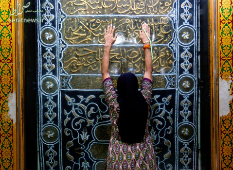 دعای یک زن مسلمان قبل از افطار در یک حرم در بمبئی هند