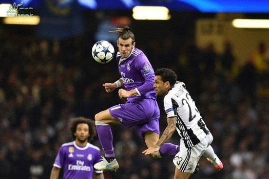 گرت بیل از رئال مادرید و دنی آلوز از یونتوس در طول مسابقه فینال لیگ قهرمانان اروپا