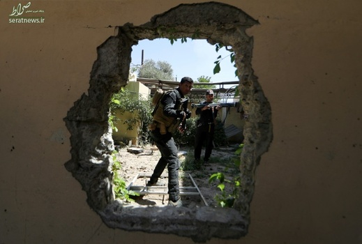 نیروهای ضد تروریسم ارتش عراق در حال بررسی یک خانه در موصل