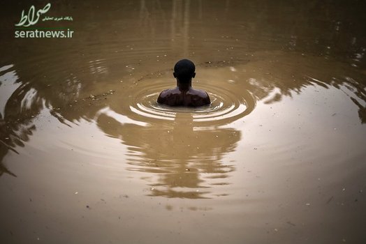 یک عضو کلیسایی در کنگو در آب مقدس