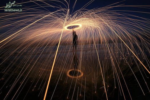 آتش بازی یک مرد فلسطینی در اردوگاه آوارگان شهر غزه در هنگام قطع برق