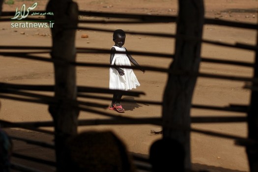 دختربچه پناهجوی سودان جنوبی با لباسی سفید در اردوگاه پناهندگان بیدی بیدی شمال اوگاندا