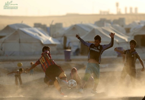 فوتبال بازی کردن کودکان آواره عراقی در طول ماه رمضان در اردوگاه آوارگان الخازر