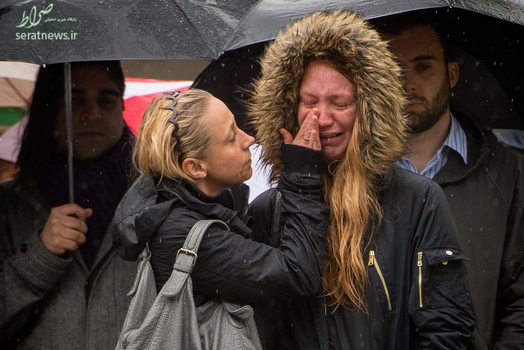 پاک کردن اشکهای یک زن در مراسم یادبود قربانیان حمله تروریستی لندن