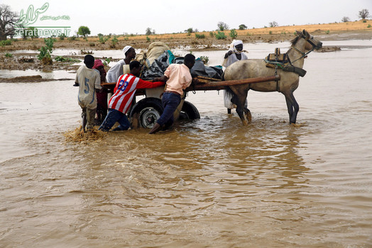 مردم سیل زده در حال حمل وسایل خود با گاری در دارفور جنوبی سودان