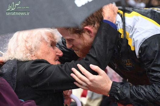 شاهزاده هری در آغوش یک پیرزن 97 ساله در طول پیاده روی سراسری - سیدنی، استرالیا