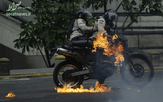 آتش گرفتن یک نیروی پلیس ضدشورش موتورسوار ونزوئلا