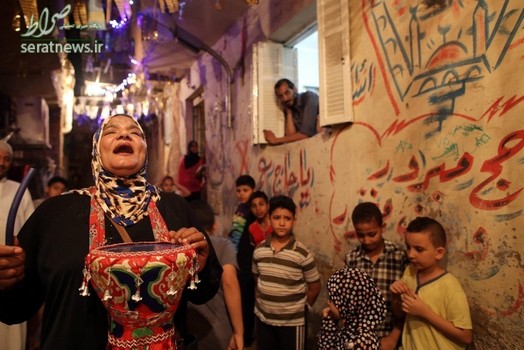 یک بانوی مصری ماه مبارک رمضان مردم را برای سحری بیدار می کند تا بتوانند غذایی خورده و روز ماه رمضان را روزه بگیرند.