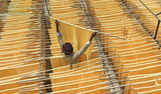 یک مرد پاکستانی در حال آماده سازی ورمیشل برای فروش در ایام ماه مبارک رمضان