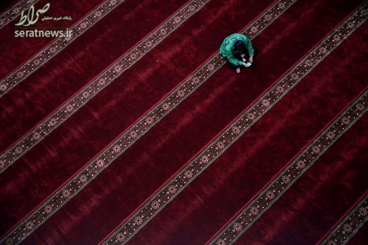 یک مرد مسلمان در داخل یک مسجد در طول ماه مبارک رمضان - جاکارتا، اندونزی