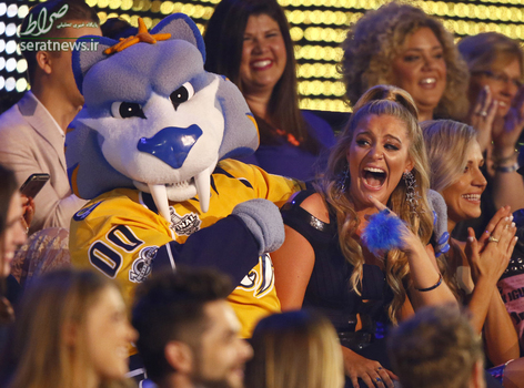 لورن آلااینا خواننده آمریکایی در جشنواره موسیقی در تنسی