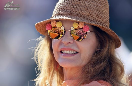 یک تماشاگر در مسابقات تنیس آزاد فرانسه