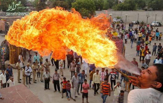 یک هندو در حال خارج کردن آتش از دهانش