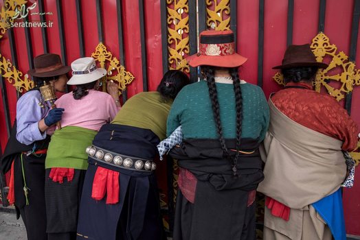 انتظار زنان تبتی برای بیرون آمدن فرزندانش از امتحان ورودی کالج چین