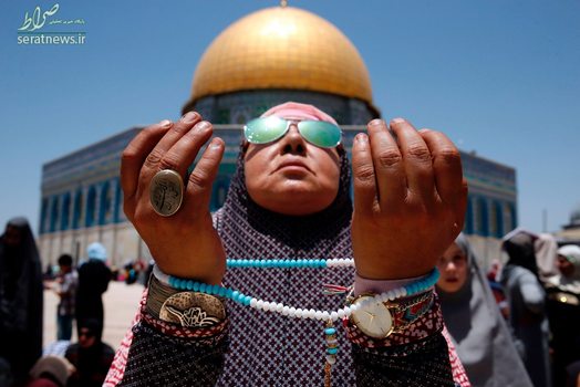 یک زن فلسطیی در دومین نماز جمعه ماه مبارک رمضان در مسجد الاقصی