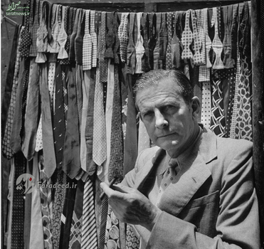 عکس یادگاری چارلز بلگریو با کراوات هایش در منامه
