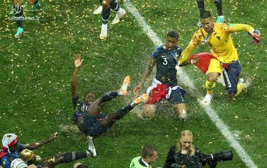  لحظه شادی بازیکنان تیم ملی فرانسه پس از پیروزی در مقابل کرواسی در فینال جام جهانی (جولای سال ۲۰۱۸) 