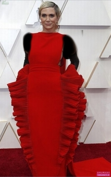 کریستین‌ویگ با لباس قرمز از برند Valentino