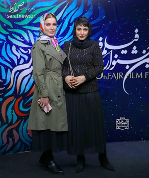 سمیرا حسنپور و متین ستوده، دوستان همیشگی و بازیگران فیلم سهکام حبس در اکران این فیلم، دامناشونو با هم ست کردن. با دیدن قسمت بالایی تیپ متین ستوده، انتظار شلواری کرمرنگ رو داریم که با دامن توری مواجه میشیم. البته ترکیب جالب و جسورانهایه، اما بهتر بود رنگ روسری همخونی بیشتری با بقیهی اجزای تیپش داشت.