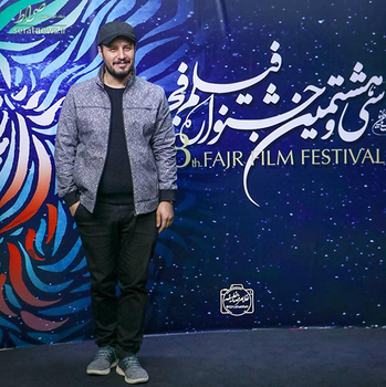 جواد عزتی، پرکارترین بازیگر جشنواره امسال که البته جایزهای هم نصیبش نشد، مثل همیشه با تیپ اسپورت و کلاه تو اکران فیلم دوزیست شرکت کرد. ست کردن رنگ و طرح کتونی و سویشرت، کار تقریبا سختیه که جواد عزتی خوب از پسش براومده.