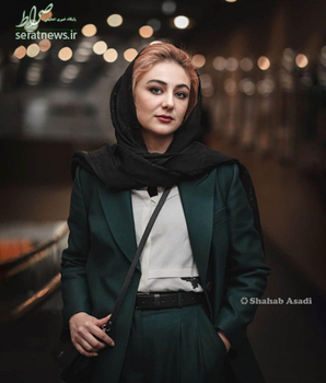با دیدن عکس اول از ویدا جوان که فیلم «آبادان یازده ۶۰» رو تو جشنواره امسال داره، تیپ و استایلی کلاسیک و هماهنگ میبینیم، اما بعد از دیدن عکس دوم و رنگ جورابهایی که با این کفشها پوشیده نظرمون کلا تغییر میکنه.