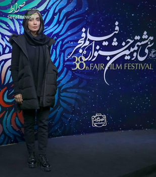 لیلا زارع تو اکران فیلم «روز بلوا» هم استایلی ساده و کاملا مشکی رو انتخاب کرده.