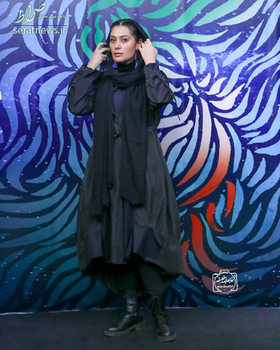 سودابه بیضایی، بازیگر فیلم «تعارض» تو جشنواره فجر امسال مانتویی چینچینی انتخاب کرده که واسه خانومای که پایین تنهی چاقی دارن خیلی مناسب نیست. هماهنگی رنگ گوشوارهها و بلوزش هم جلوهی خوبی به استایلش داده.