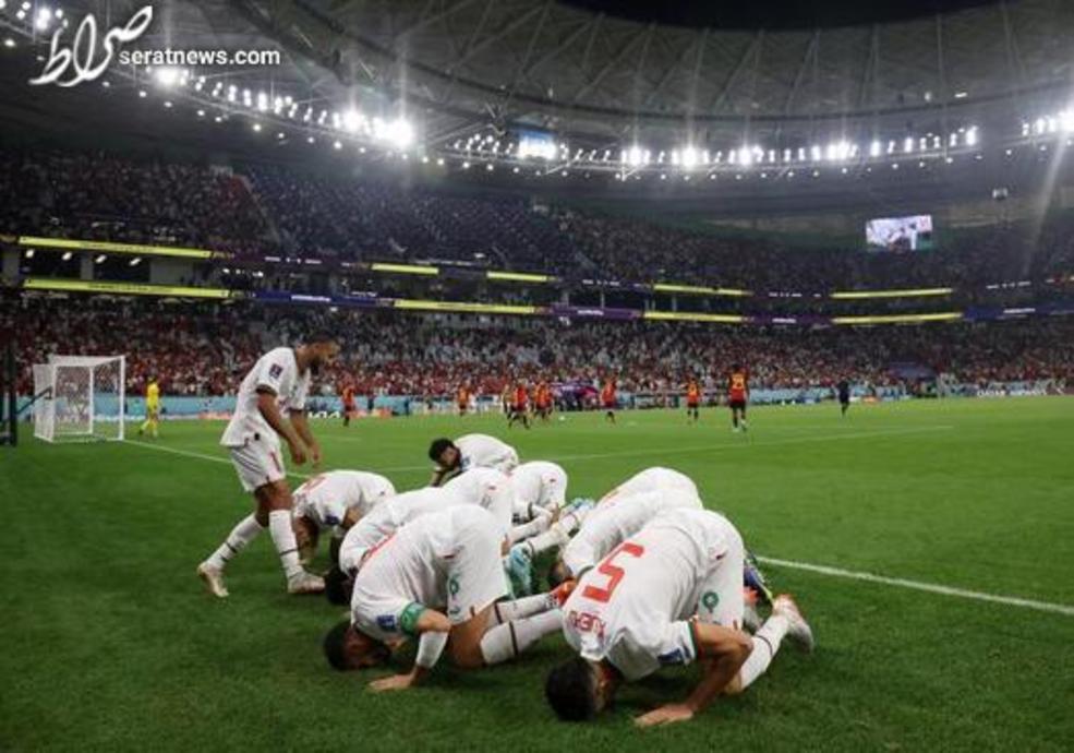 سجده شکر بازیکنان مراکش پس از زدن نخستین گل به بلژیک. مراکش در روز هشتم بازی ها با نتیجه 2 بر صفر بلژیک را شکست داد./ رویترز 