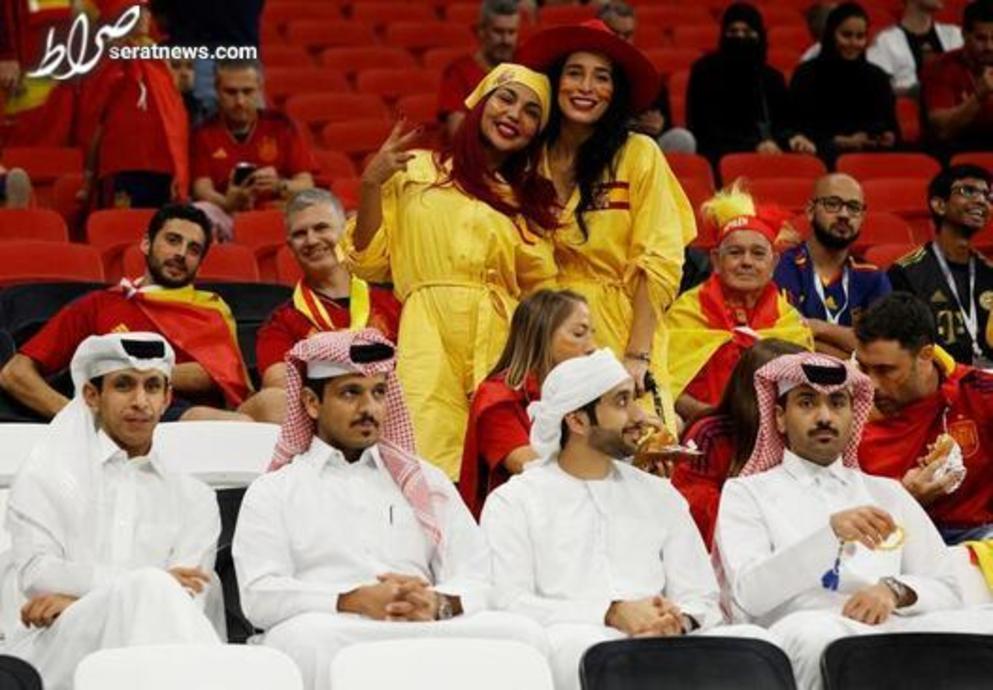 طرفداران تیم ملی فوتبال اسپانیا در بازی مقابل آلمان. این بازی با نتیجه 1 بر 1 مساوی شد./ رویترز 