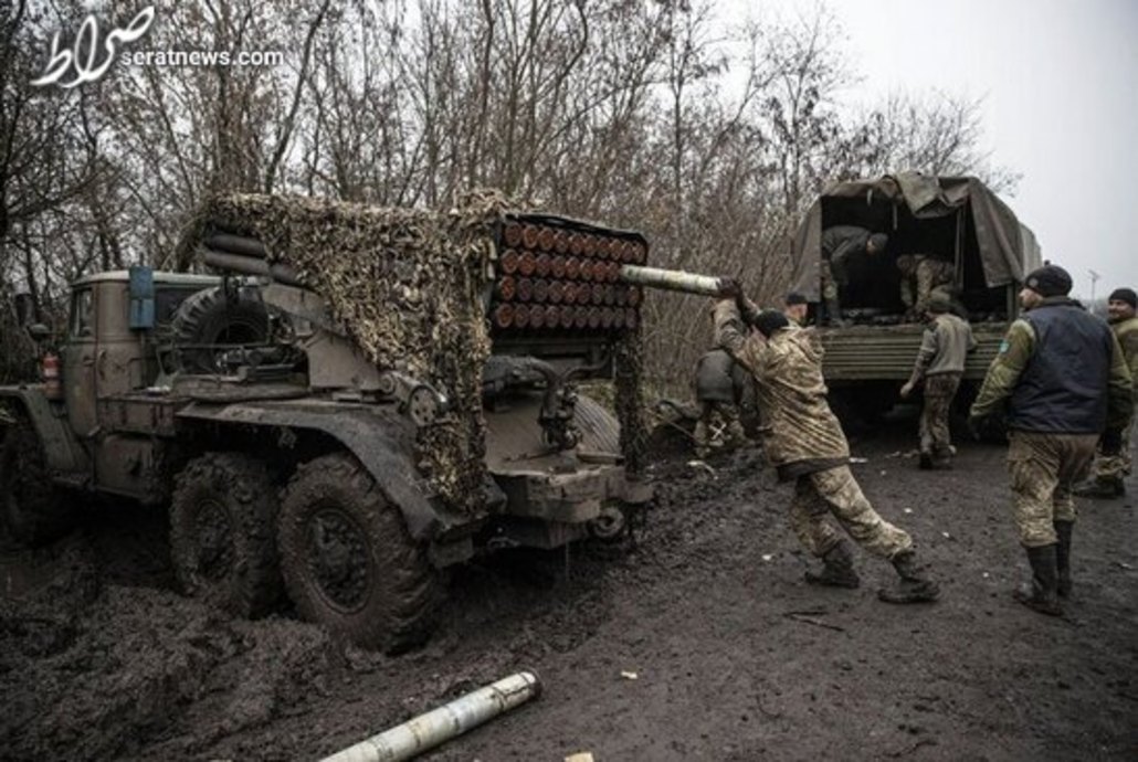 نیروهای اوکراینی در حال آماده کردن راکت های گراد برای شلیک به مواضع روسیه در منطقه دونتسک/ گتی ایمجز 