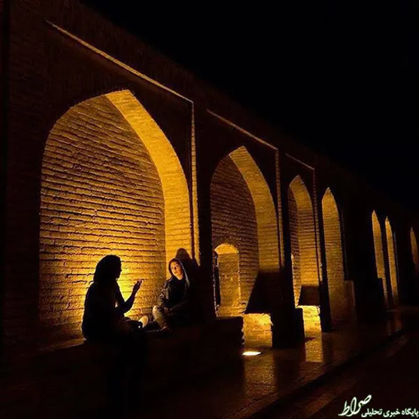دوستان در حال وقت‌گذرانی روی سی‌و‌سه‌پل اصفهان، طولانی‌ترین پلِ زاینده‌رود که بیش از 400 سال پیش در دوران صفوی ساخته شده. عکس از مجتبی حیدری