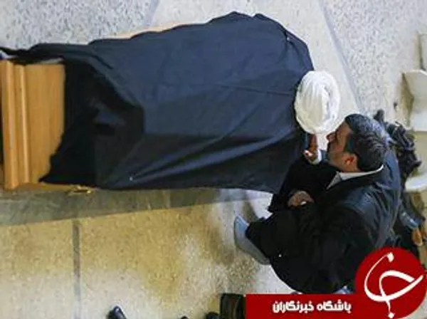 بوسه بر تابوت آیت الله خزعلی