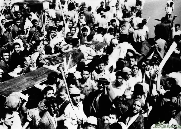 خونبارترین صحنه‌ها مقابل خانه مصدق رقم خورد، جایی‌که  شاه برای تحریک افراد داخل منزل مصدق، اجساد را دوره کردند 28 مرداد 1332