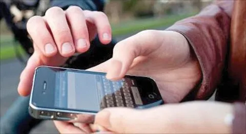 فیلم | سرقت موبایل خبرنگار فاکس نیوز مقابل دوربین زنده