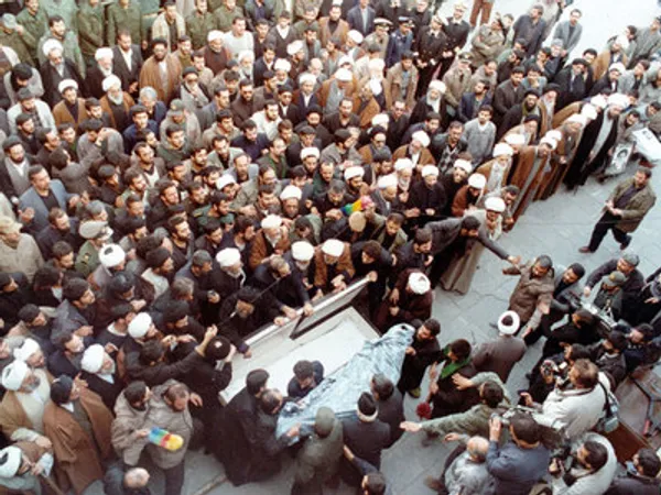 لحظاتی پیش از اقامه نماز بر پیکر مطهر آیت الله العظمی گلپایگانی توسط آیت الله صافی گلپایگانی