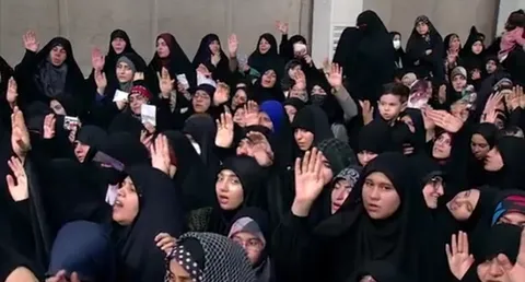 فیلم / سرودخوانی جمعی مردم قم در دیدار با رهبر انقلاب
