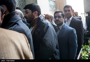 عکس/ خوابیدن احمدی‌نژاد در قبر مادرش
