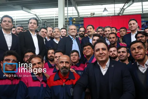 اقامه نماز جماعت با حضور مسعود پزشکیان در یک کارگاه