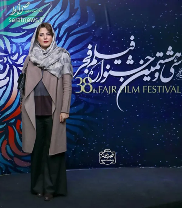 بازم طناز طباطبایی این بار در اکران فیلم خورشید در کاخ هنرمندان. گفتیم که طناز طباطبایی علاقه‌ی خاصی به شلوار‌های دمپاگشاد داره یا شایدم همین شلوار رو دم دست داره. بگذریم! مانتوی جلوباز بهترین انتخاب برای شلوار‌های دمپا گشاده. اگه یه کم بیشتر به هماهنگی رنگ‌های استایلش توجه می‌کرد بهترم می‌شد.