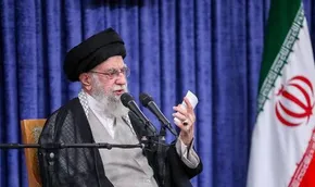 فیلم | تصاویر قدیمی از حضور حضرت آیت‌الله خامنه‌ای در بین دانش ‌آموزان