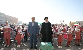 فیلم | تصاویر قدیمی از حضور حضرت آیت‌الله خامنه‌ای در بین دانش ‌آموزان