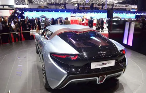 کوانت Nanoflowcell e-Sportlimousine
با موتور فوق العاده 912 اسب بخاری و حداکثر سرعت 380 کیلومتر در ساعت، این اتومبیل به راحتی می‌تواند با سایر محصولات اسپرت بازار به رقابت بپردازد. این خودرو با ظاهری زیبا و طراحی مدرن با بسیاری زا سایر محصولات الکتریکی بازار متفاوت است و به همین دلیل توانست در هنگام رونمایی طرفداران بسیاری به دست آورد. شتاب صفر تا 100 این محصول قدرتمند 2.8 ثانیه است که آن را در میان سریعترین خودروهای بازار قرار می‌دهد.