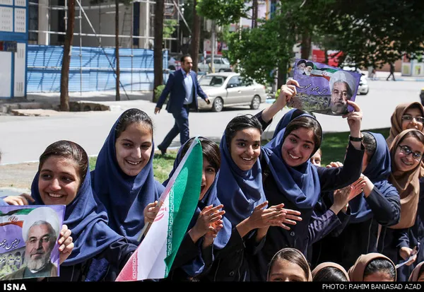 استقبال دانش آموزان از روحانی