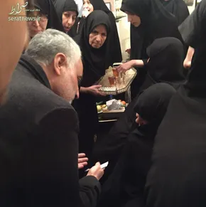 عکس/ سردار سلیمانی در غبارروبی ضریح امام رضا(ع)