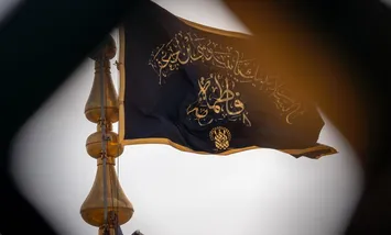 تصاویر | اهتزاز پرچم عزا بر گنبد منور حضرت فاطمه معصومه(س)