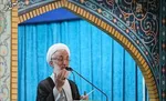 پسر بچه ۴ ساله‌ای که سر نماز به حاج قاسم گُل داد، چه کسی بود؟ + فیلم