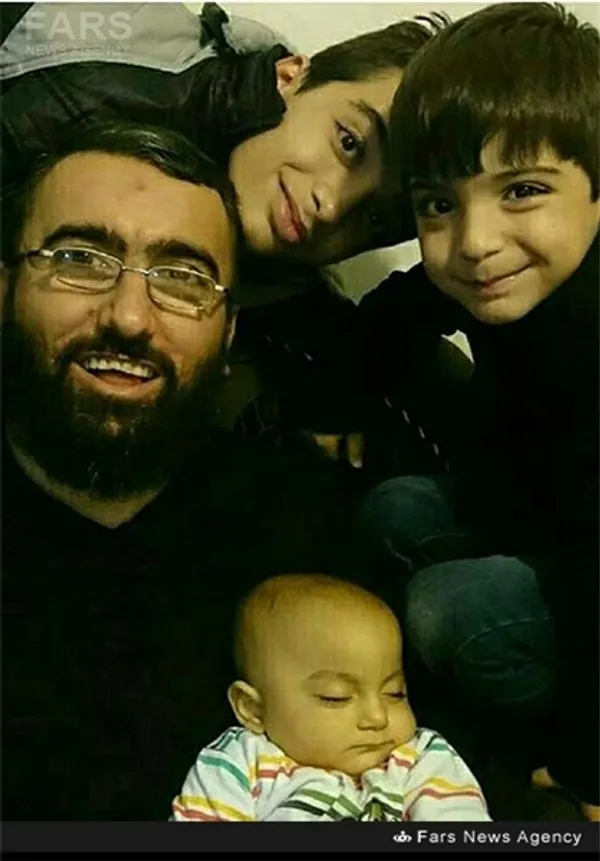  شهید حجت اسدی در کنار فرزندانش 