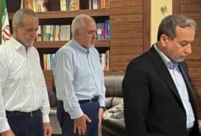 اقامه نماز جماعت با حضور مسعود پزشکیان در یک کارگاه
