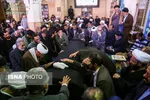تصویری از خادمی آیت‌الله حائری در حرم حضرت معصومه+عکس