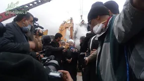 عکس/ یک آتش نشان در آغوش روحانی